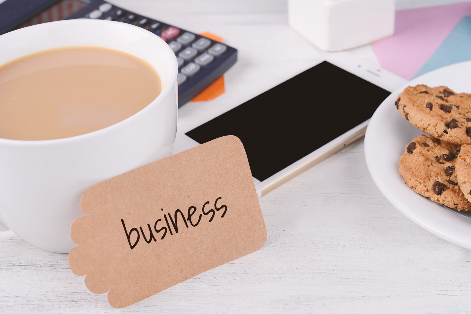 Illustration showing different business structures eligible for a UK sponsor licence, including SMEs, corporate groups, and franchise networks, with icons representing offices, subsidiaries, and franchised outlets.